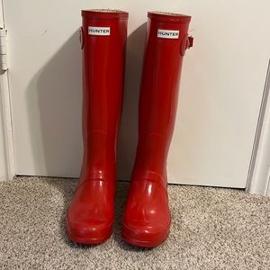 Hunter Original Tall Gloss Rain Boots in Military Red